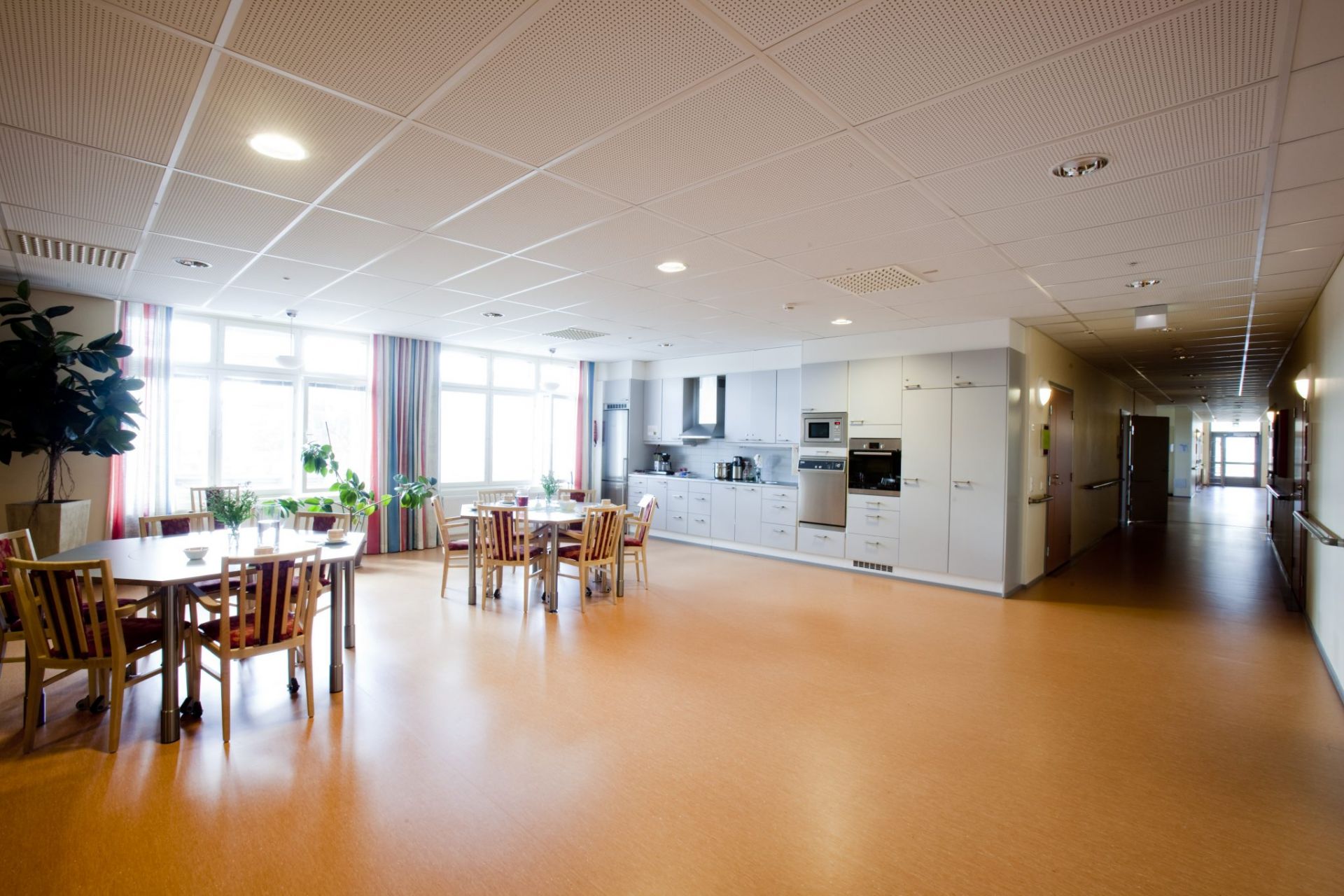 07Yhteinen huone jossa on poeytiae ja tuoleja